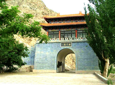 The Iron Gate Pass was of historical strategical significance because it formed a vulnerable bottle-neck on the Silk Road. 