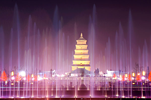 夜色中的大雁塔与北广场喷泉