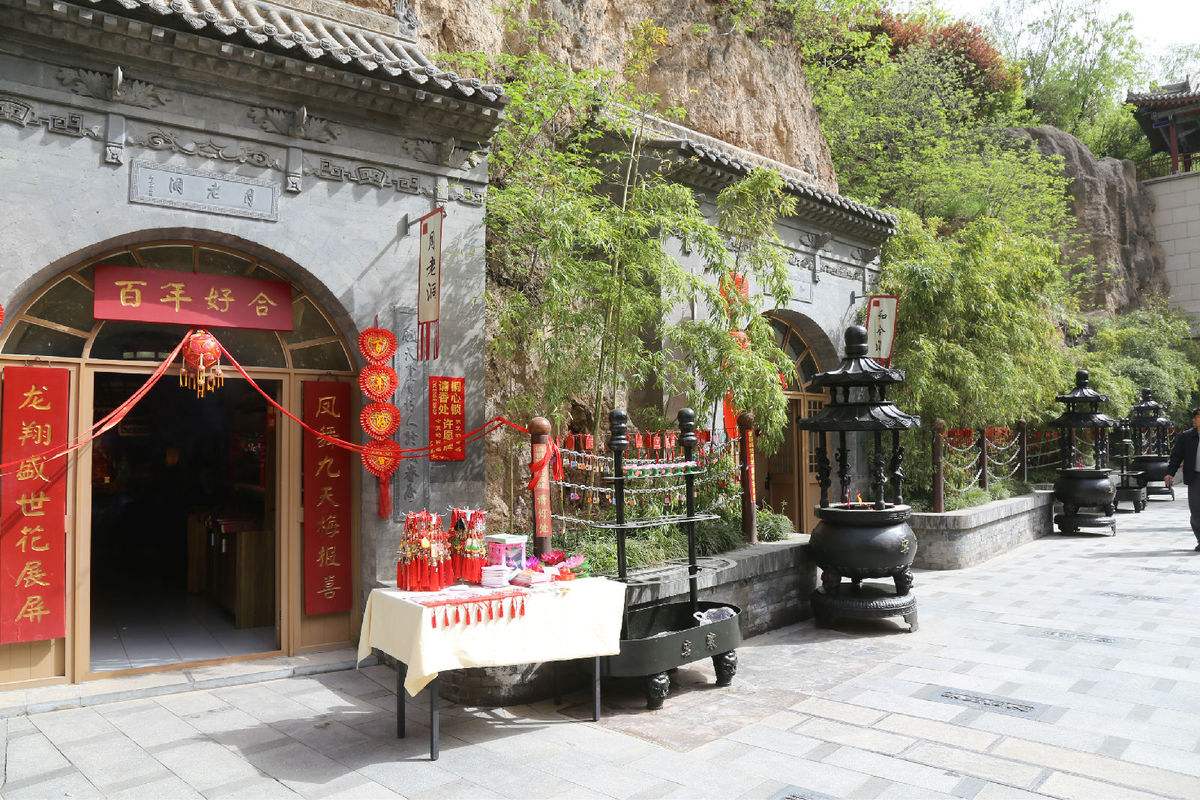 Qujiang Cool Cave Heritage Park  is the first large-scale theme park focusing on nuptial amenity and customs. 