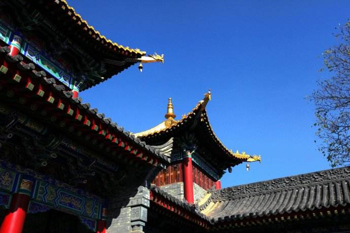 The original Mountain Gate had already been destroyed before the rebuild. Carved with beams and beautiful paintings, the new gate looks magnificent. 