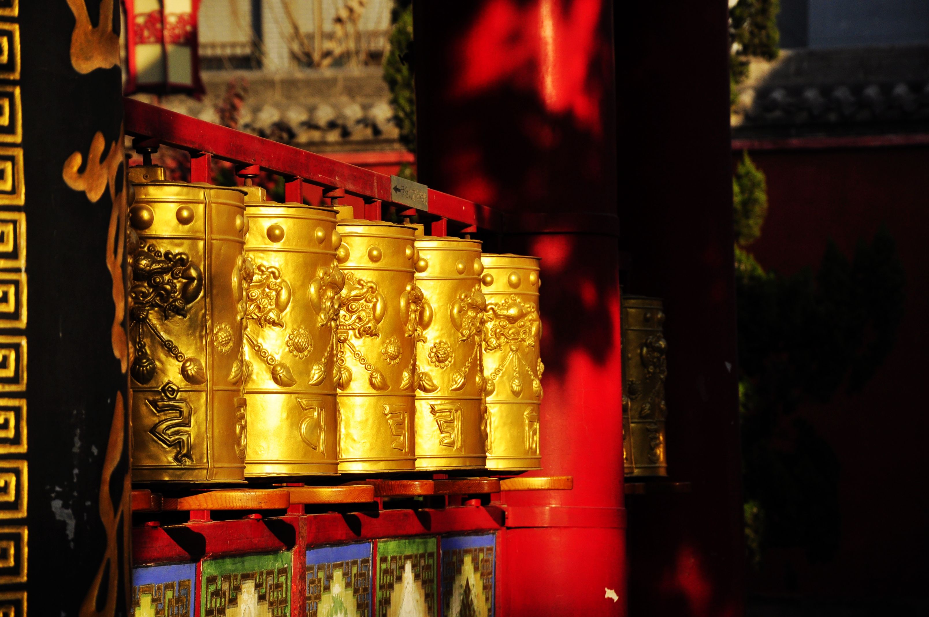 The original Mountain Gate had already been destroyed before the rebuild. Carved with beams and beautiful paintings, the new gate looks magnificent. 