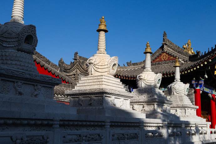  As the entrance door is closed, visitors should enter the temple from the small eastern wicket. Inside the Mountain Gate, there is a Zhao Bi (a stone wall) engraved with the embossments of Buddha and the eighteen arhats. 