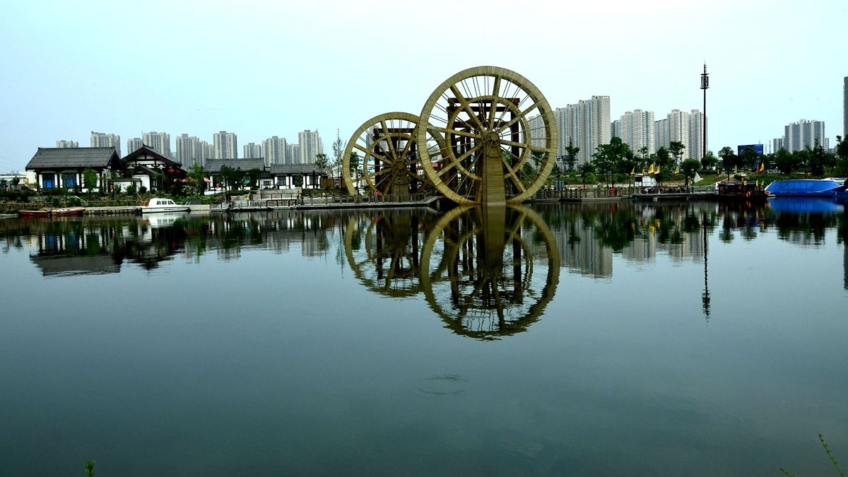 The Hancheng Lake National Scenic Area in Xi'an, capital city of China's Shaanxi Province, became one of the new favorite destinations for tourists during the recent Spring Festival holiday,1