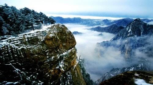  Events on the middle part of Shaanxi had once recorded that "to the east of Taiyi Valley that the section of the peak was as smooth as a board with a Jinhua cave hidden in her waist". 