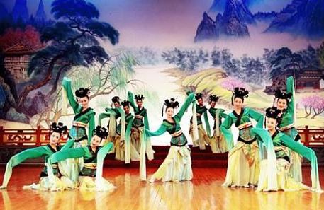 Shaanxi Song & Dance Theater is a comprehensive theater restaurant, providing a permanent stage for the Shaanxi Provincial Song & Dance Troupe and offering dumpling banquet.