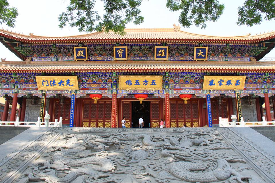 Daxingshan Temple is located about 2.5 kilometers south from the Xi'an City with the history of over 1,600 years.