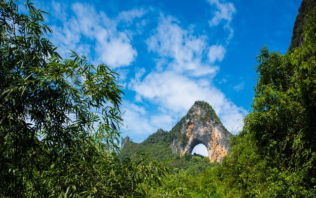 Guilin_Yangshuo_Moon_Hill.jpg