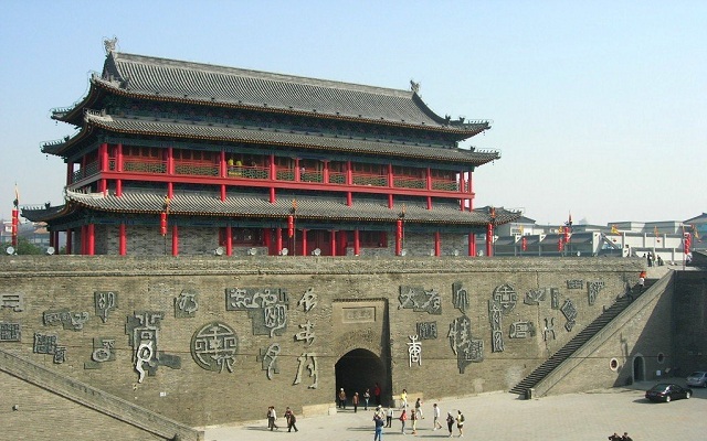 Xi'an_Ancient_City_Wall.jpg