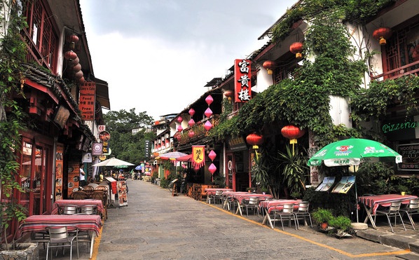 Yangshuo_west_street.jpg