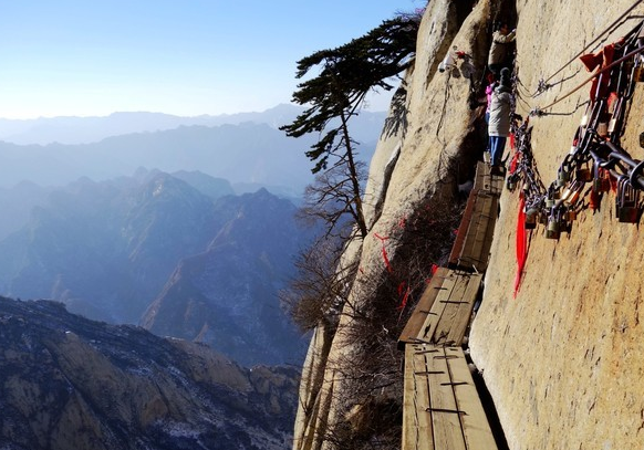 Huashan Mountain Plank Walk Path.png