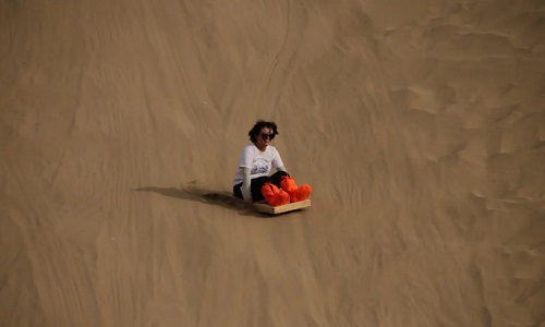 Dunhuang-tour-Sandboarding-at-Mingsha-Mountain