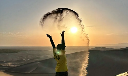 Sandboarding-at-Mingsha-Mountain