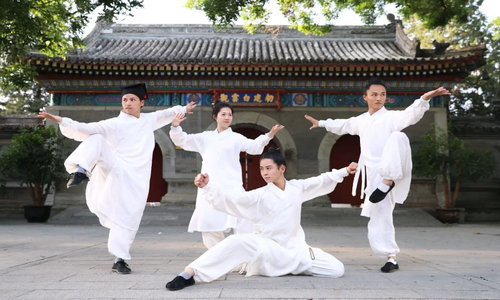 Tai-Chi-on-the-Xian-City-Wall