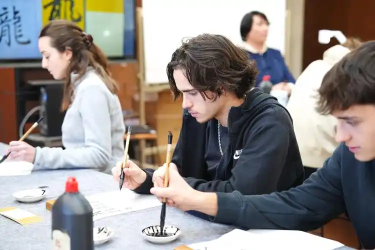 Calligraphy-Experience-and-Cultural-and-Creative-Production