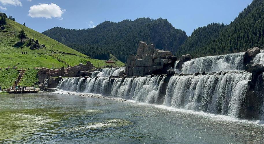 Hiking-through-the-Tianshan-Grand-Canyon-in-Urumqi2