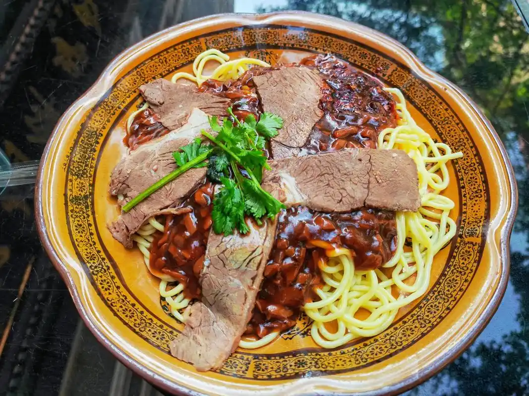 donkey-meat-with-yellow-noodles1 donkey-meat-with-yellow-noodles1