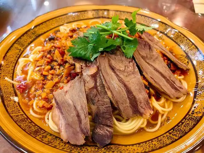 donkey-meat-yellow-noodles donkey-meat-yellow-noodles