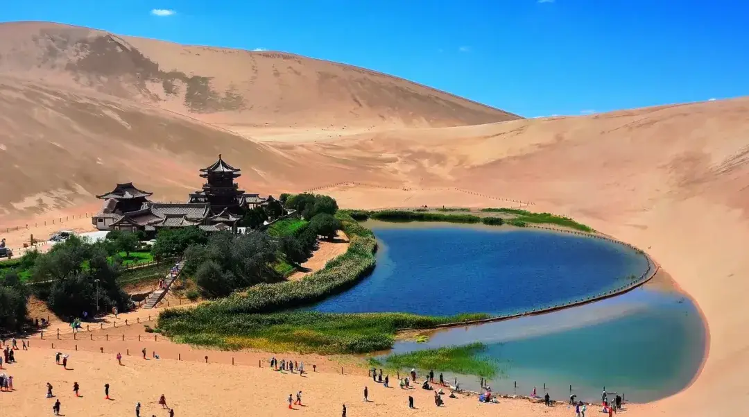 Mingsha-Mountain-and-Crescent-Spring1 Mingsha-Mountain-and-Crescent-Spring1